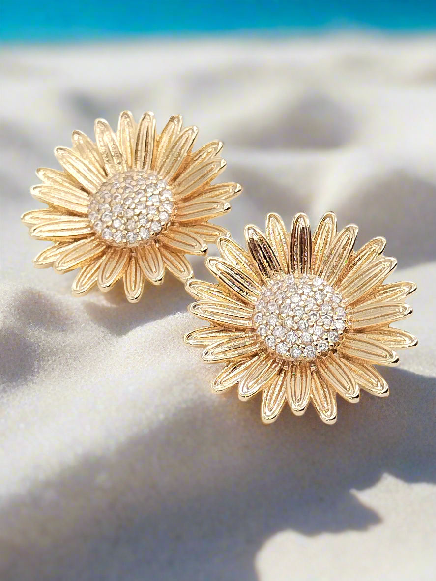 Große goldene Gänseblümchen-Knopfohrringe