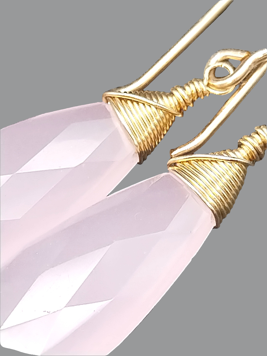 Pendientes largos colgantes de oro con calcedonia rosa