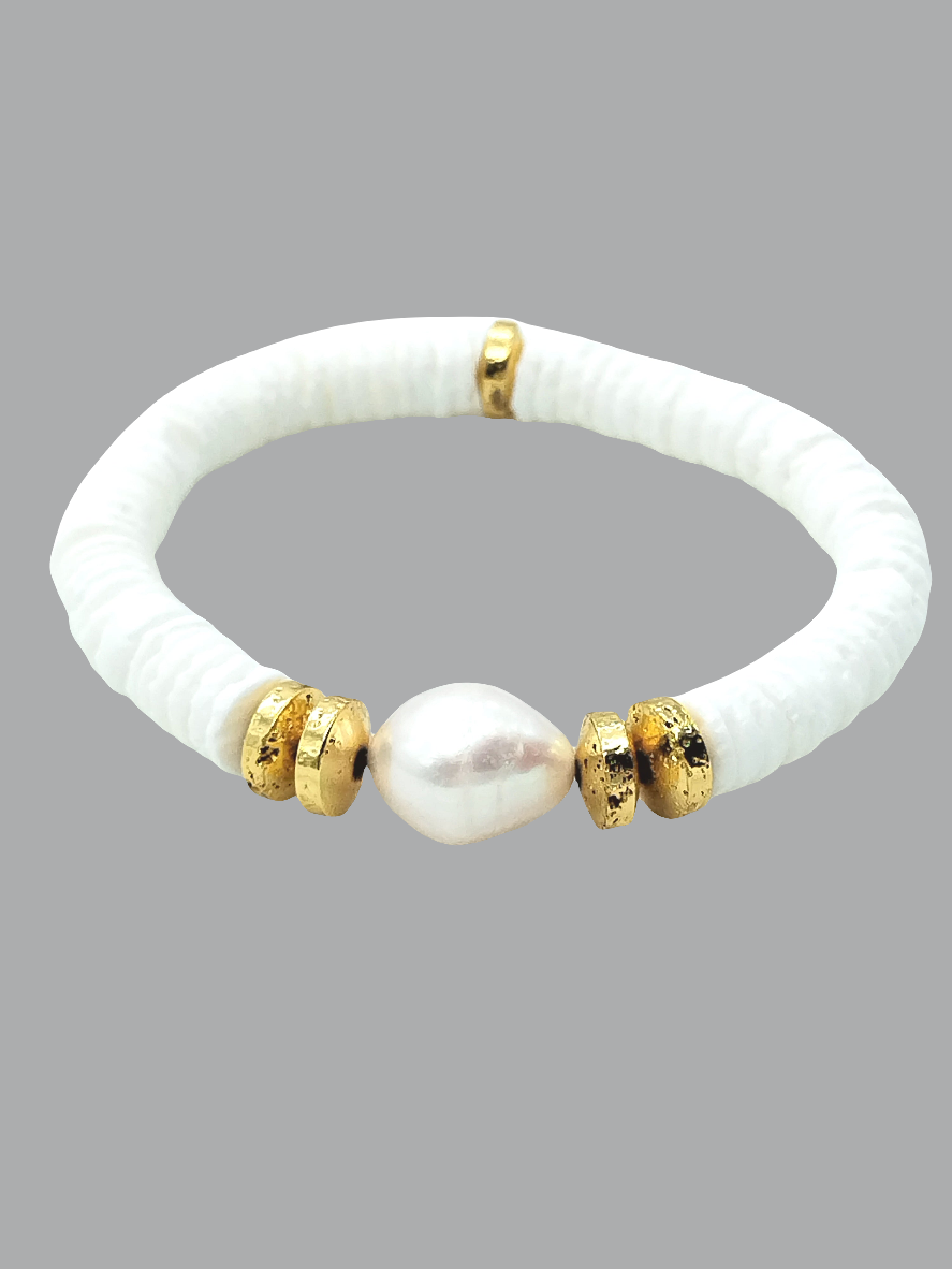 Pulseras de oro, plata y cobre con conchas blancas y perlas barrocas
