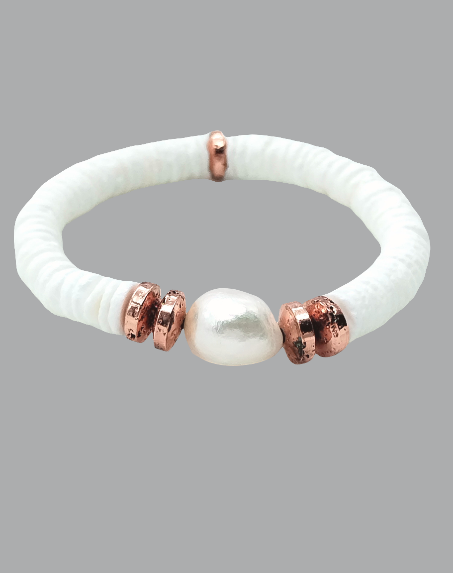 Pulseras de oro, plata y cobre con conchas blancas y perlas barrocas
