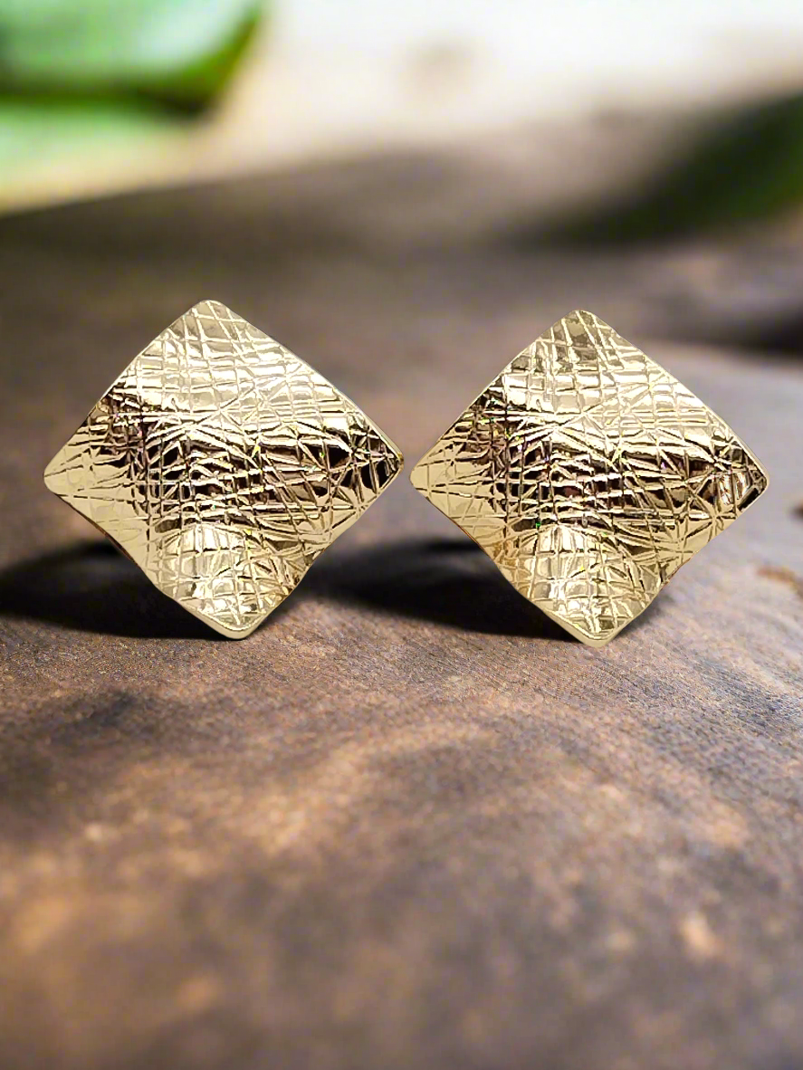 Klobige, gewellte Ohrstecker in Rombic-Optik in Gold