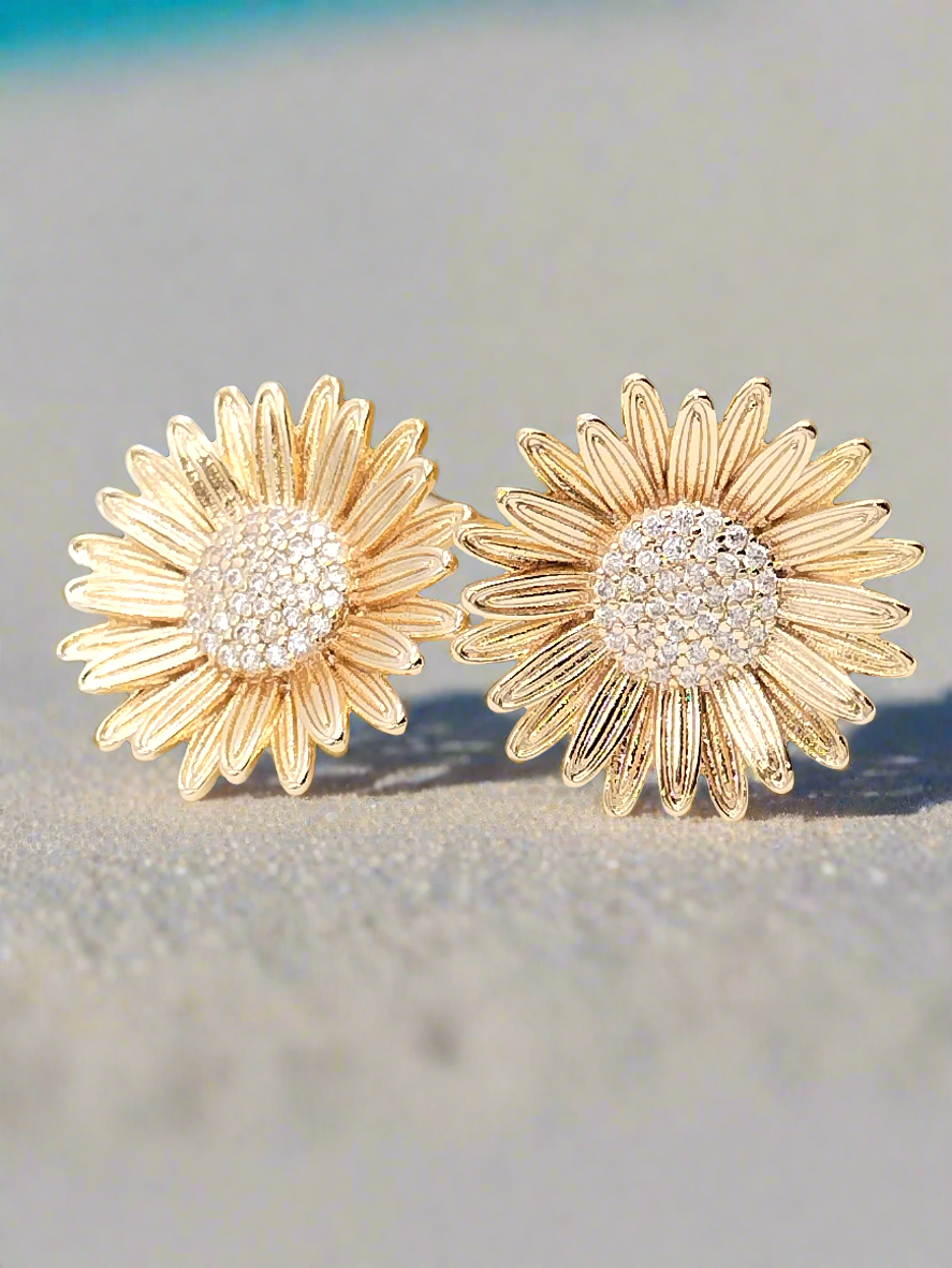 Große goldene Gänseblümchen-Knopfohrringe