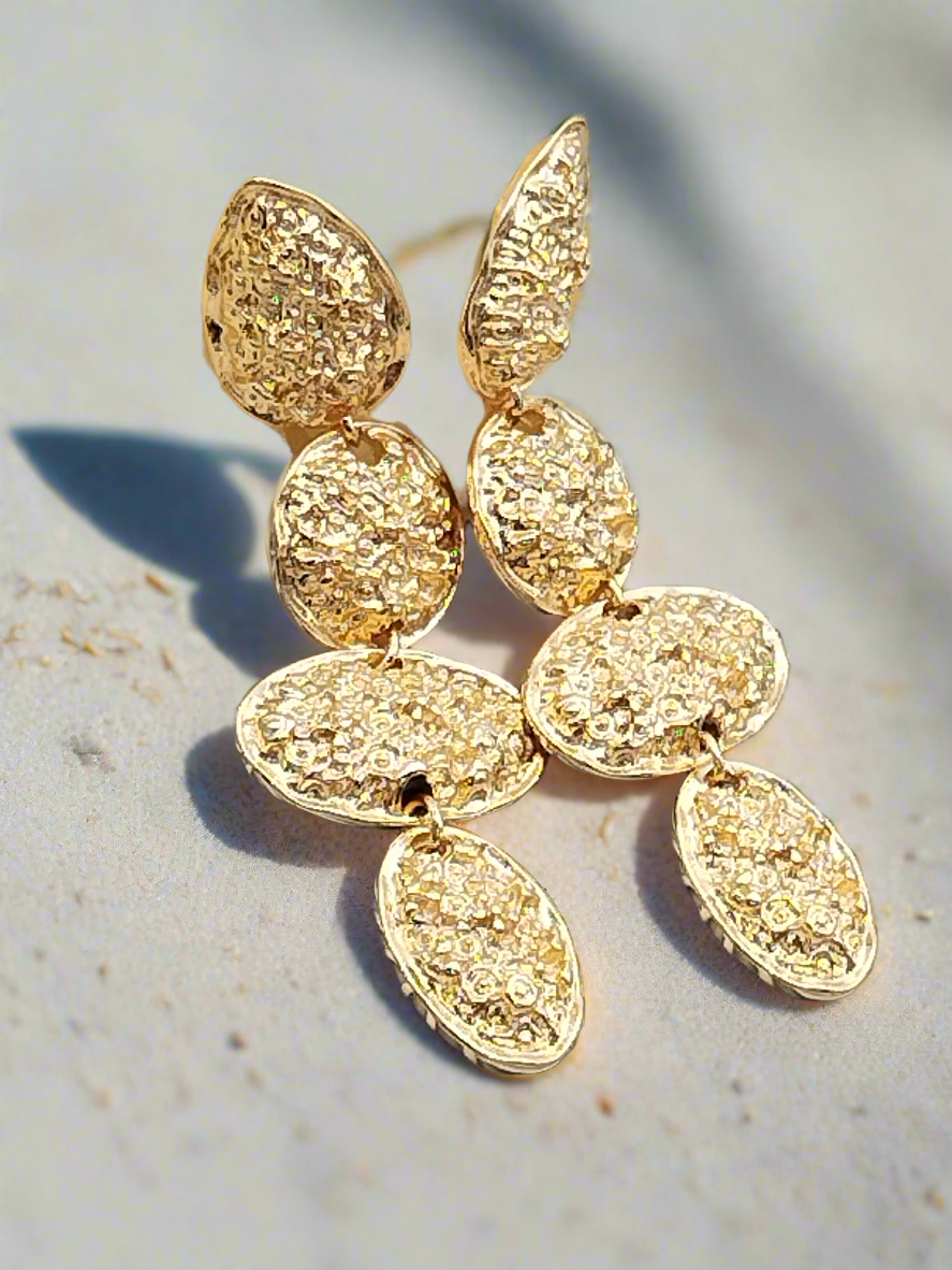Impresionantes pendientes largos colgantes de oro para mujer