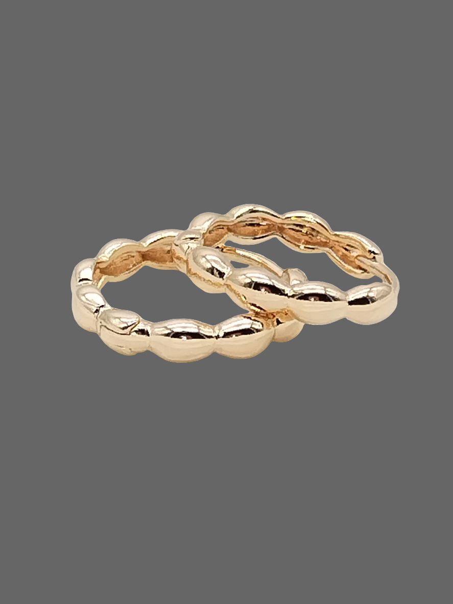 Aros Huggie chapados en oro de 18 quilates | Aros minimalistas | Elegancia para el día a día