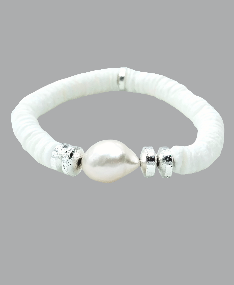 Pulseras de oro, plata y cobre con conchas blancas y perlas barrocas