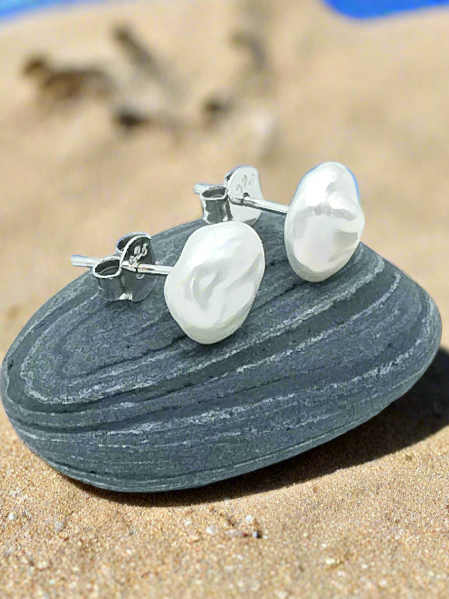 Keshi-Perlenohrringe – Ohrstecker aus Sterlingsilber mit natürlichen weißen Perlen