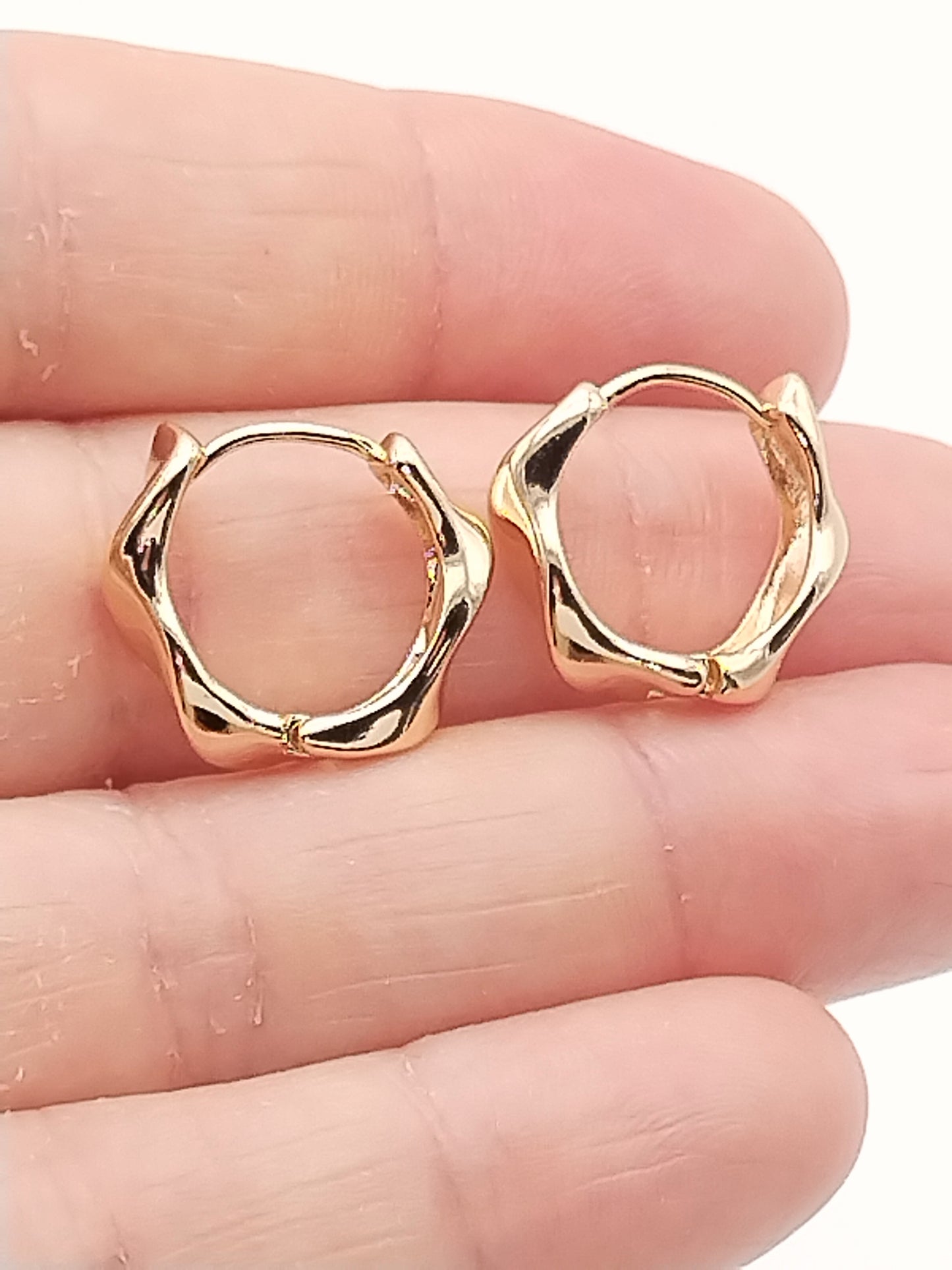 Aros de aro dorados Twisted Chunky Huggies, Tendencias, Joyas, Diseño, Otoño-invierno, Regalos, Mujeres