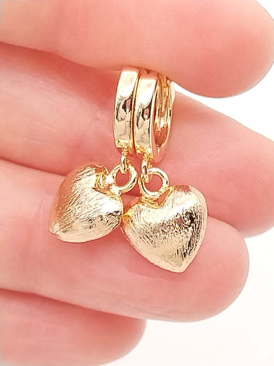Goldene Herz-Huggies, kleine Creolen, Charm, nachhaltiger Schmuck, Weihnachtsgeschenk, Damen-Accessoires