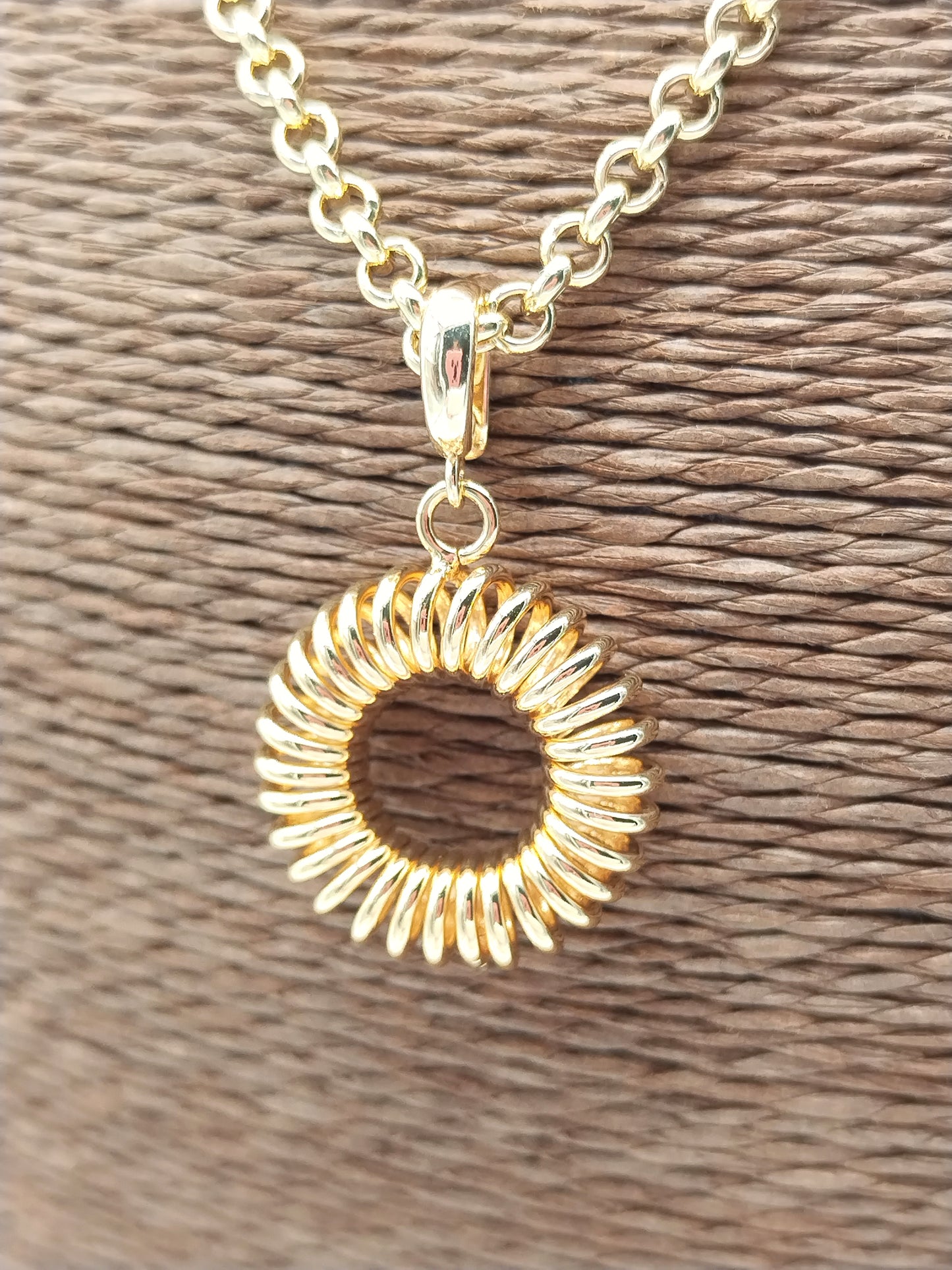 Collar de espiral de oro redondo, dije de donuts unisex, cadena enrollable, colgante de extracción, moderno, regalo, mamá