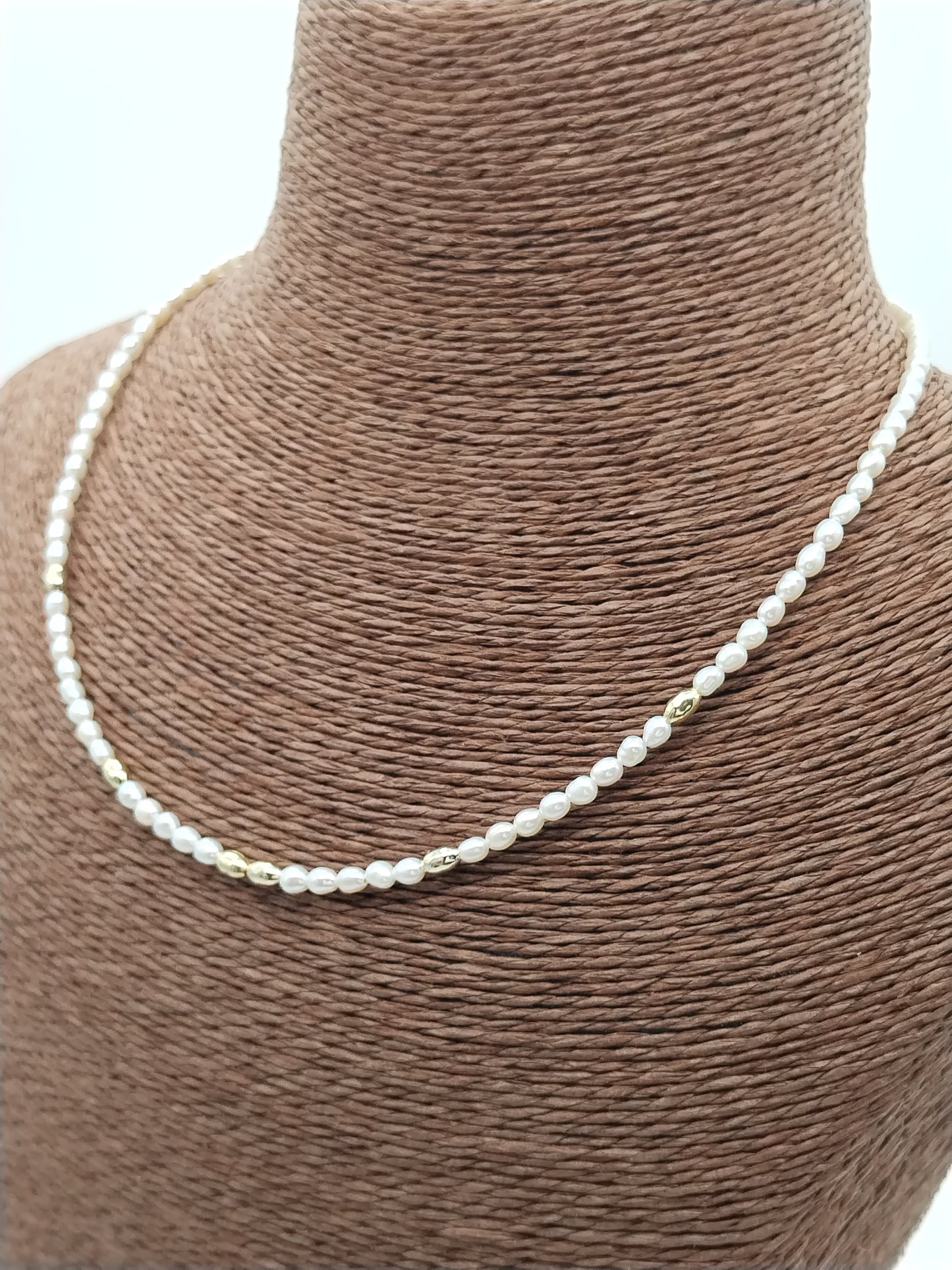 Zierliche Süßwasserperlenkette mit Goldperlen - Eleganter minimalistischer Schmuck für Frauen
