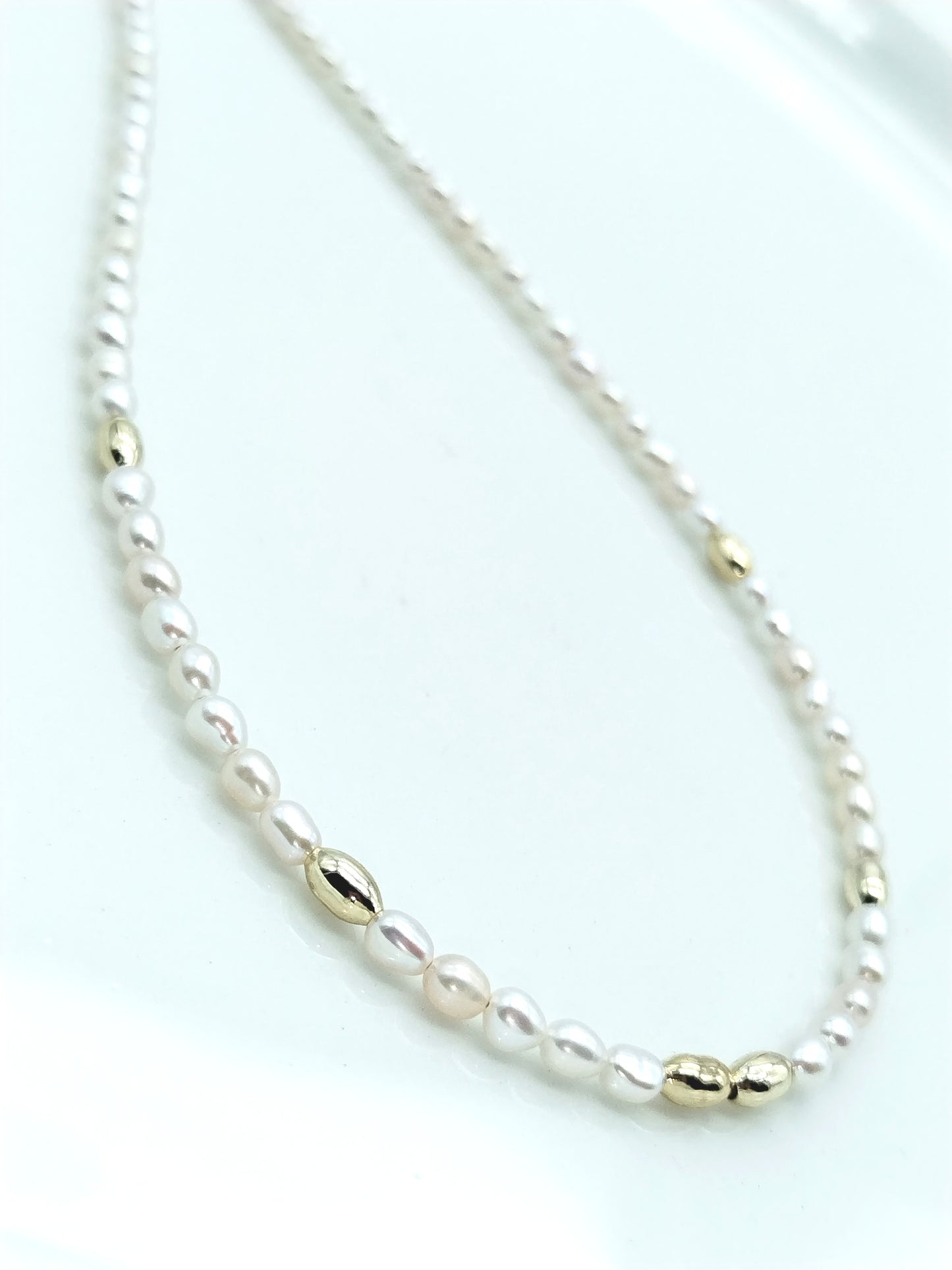 Zierliche Süßwasserperlenkette mit Goldperlen - Eleganter minimalistischer Schmuck für Frauen