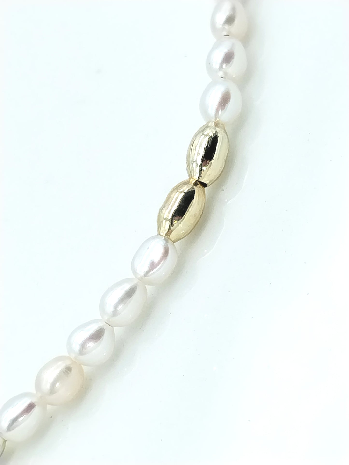 Zierliche Süßwasserperlenkette mit Goldperlen - Eleganter minimalistischer Schmuck für Frauen