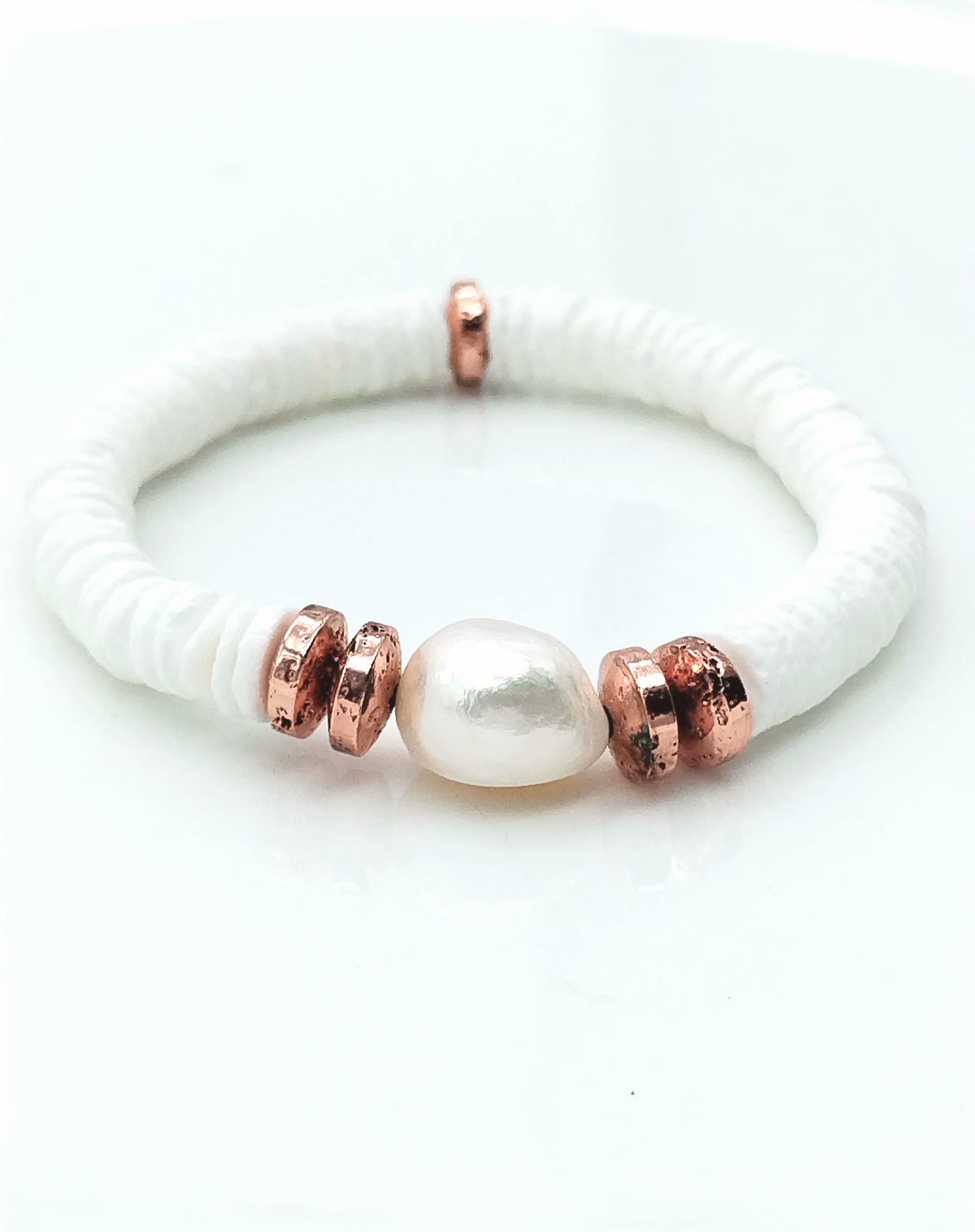 Pulsera elástica de concha blanca y perla barroca, oro, plata y cobre, joyería de verano para mujer, regalo