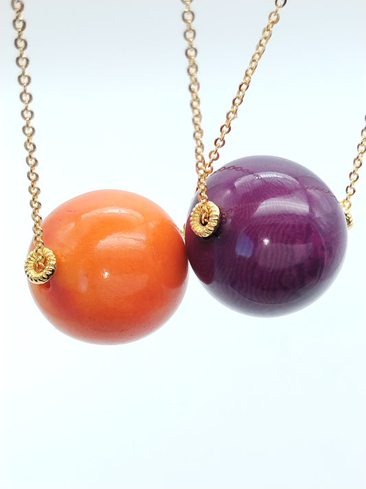 Halskette mit Anhänger aus lila Tagua-Perlen | Goldkette