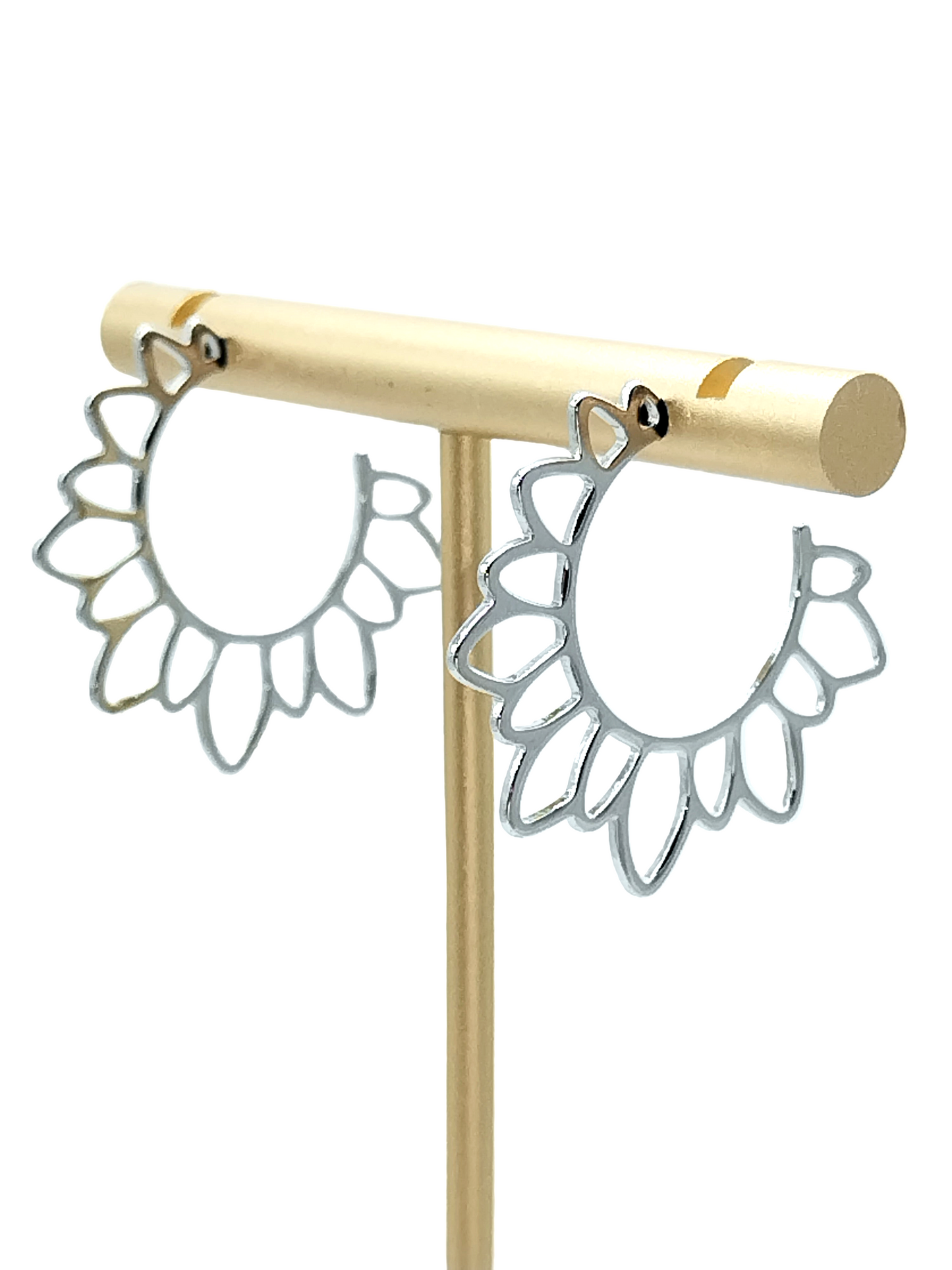 Pendientes de aro grandes con forma de pétalos de flores plateadas | Aros con cierre de botón