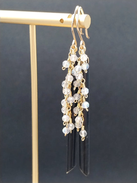 Pendientes largos colgantes de obsidiana negra y labradorita con baño de oro de 14k