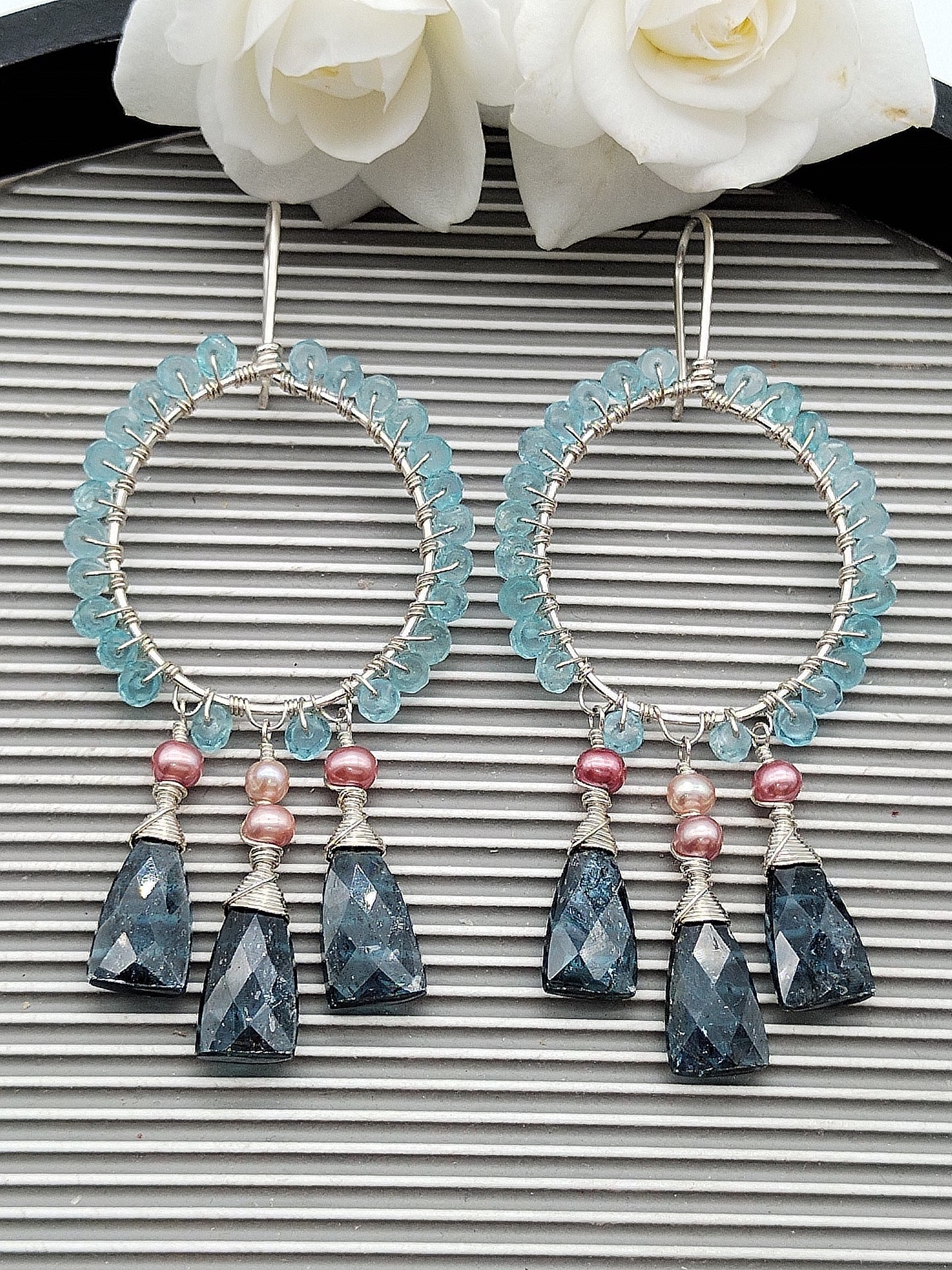 Aros colgantes de plata de ley con piedras preciosas, cianita, apatita y perlas
