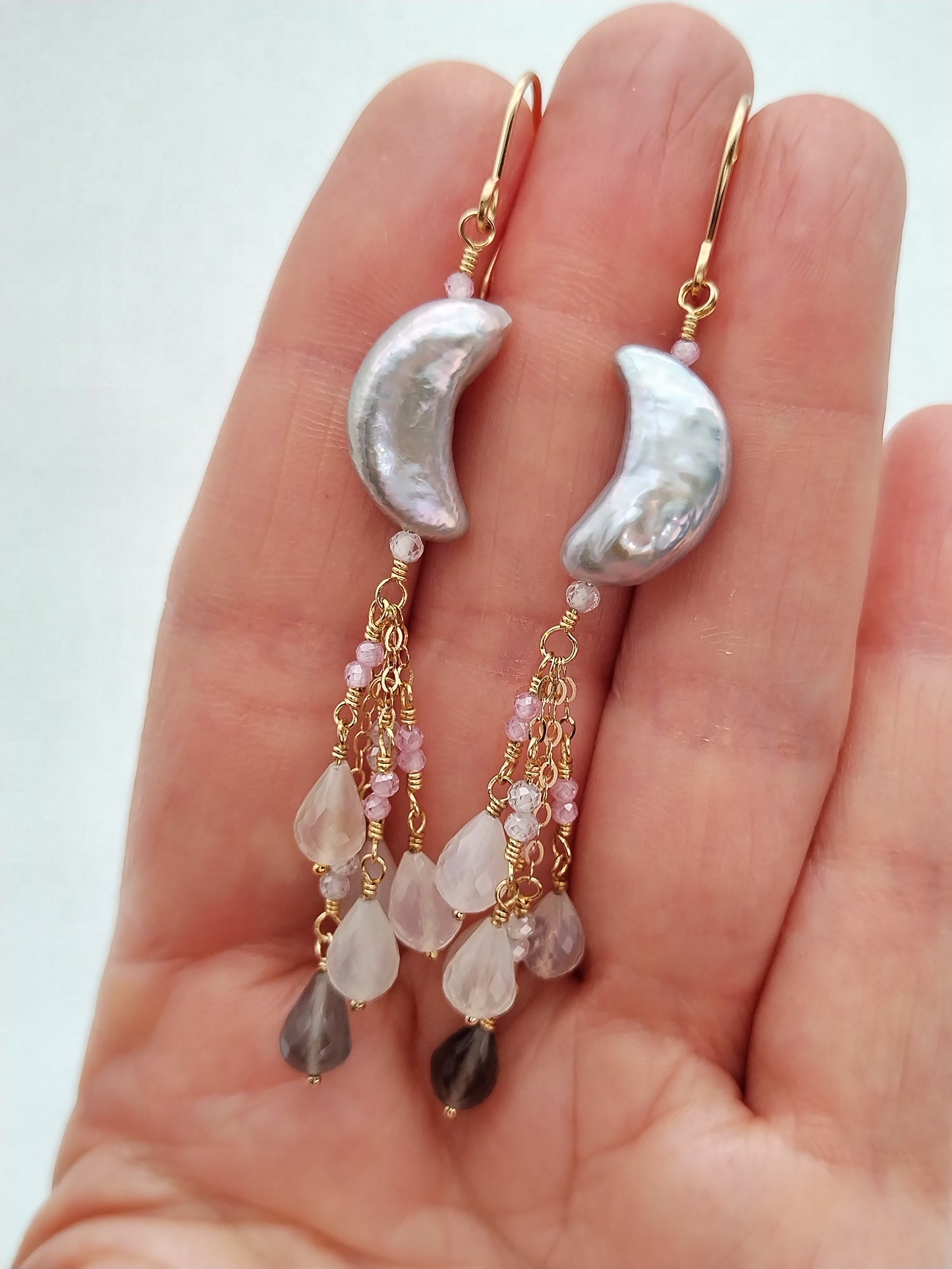 Pendientes colgantes de luna de agua dulce, pendientes largos en cascada con piedras preciosas y relleno de oro de 14 k