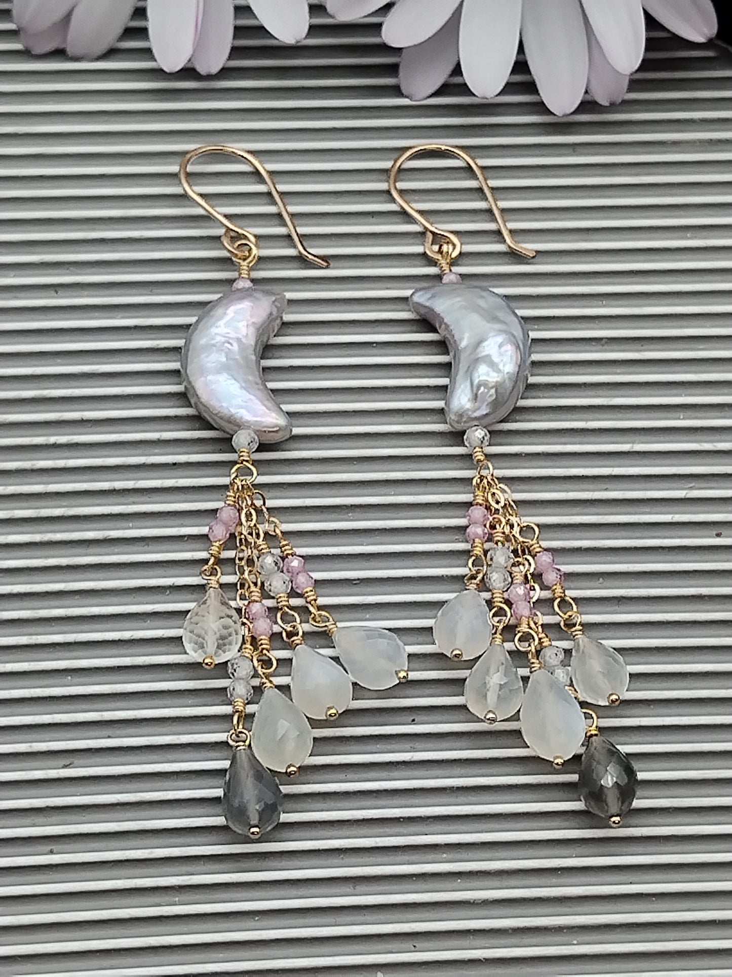 Pendientes colgantes de luna de agua dulce, pendientes largos en cascada con piedras preciosas y relleno de oro de 14 k