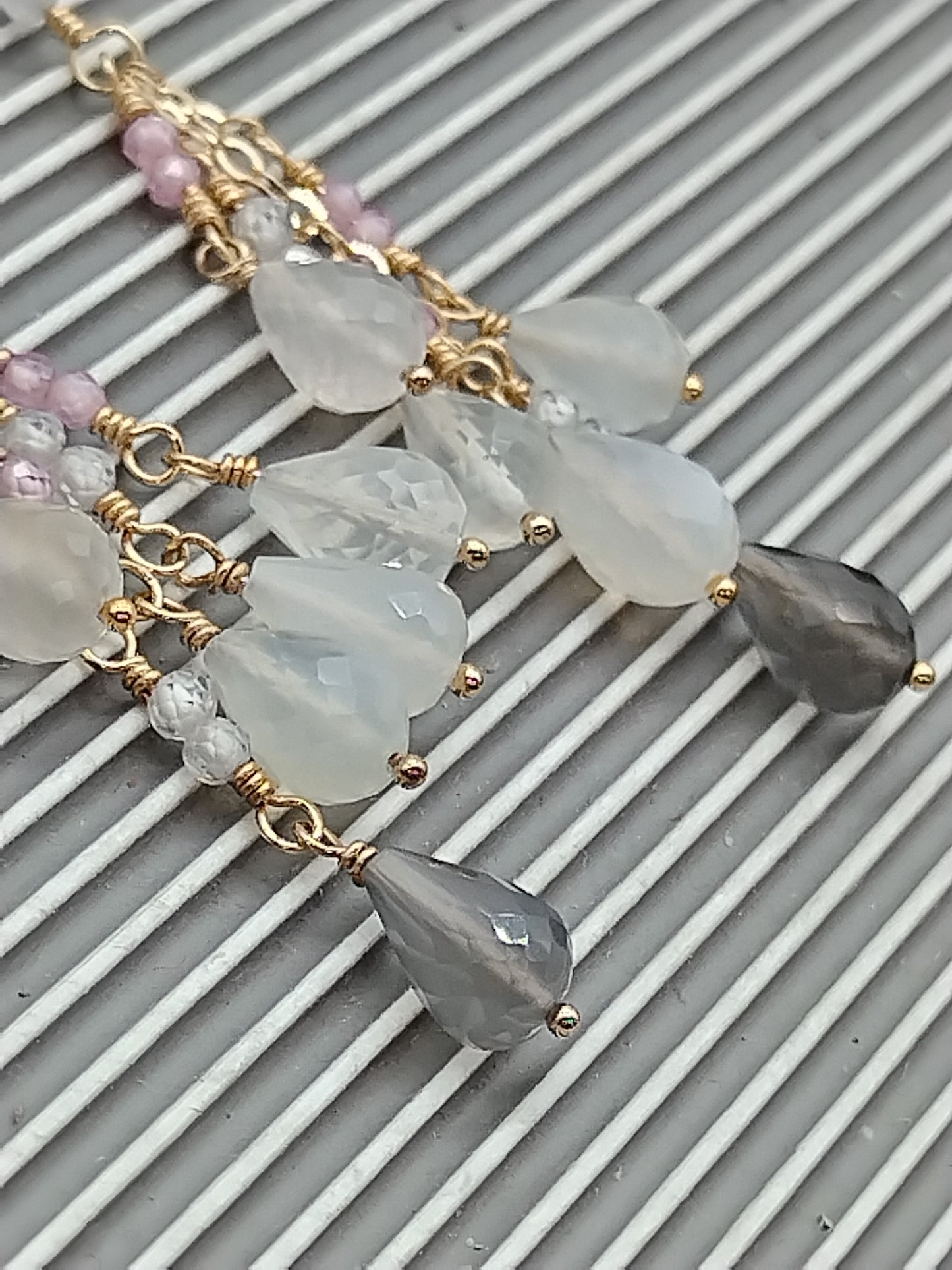 Pendientes colgantes de luna de agua dulce, pendientes largos en cascada con piedras preciosas y relleno de oro de 14 k