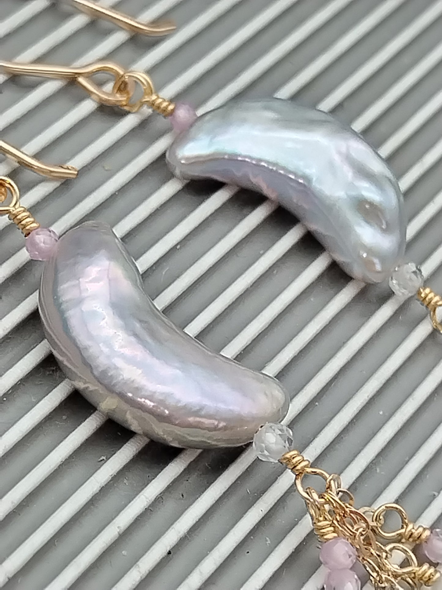 Pendientes colgantes de luna de agua dulce, pendientes largos en cascada con piedras preciosas y relleno de oro de 14 k