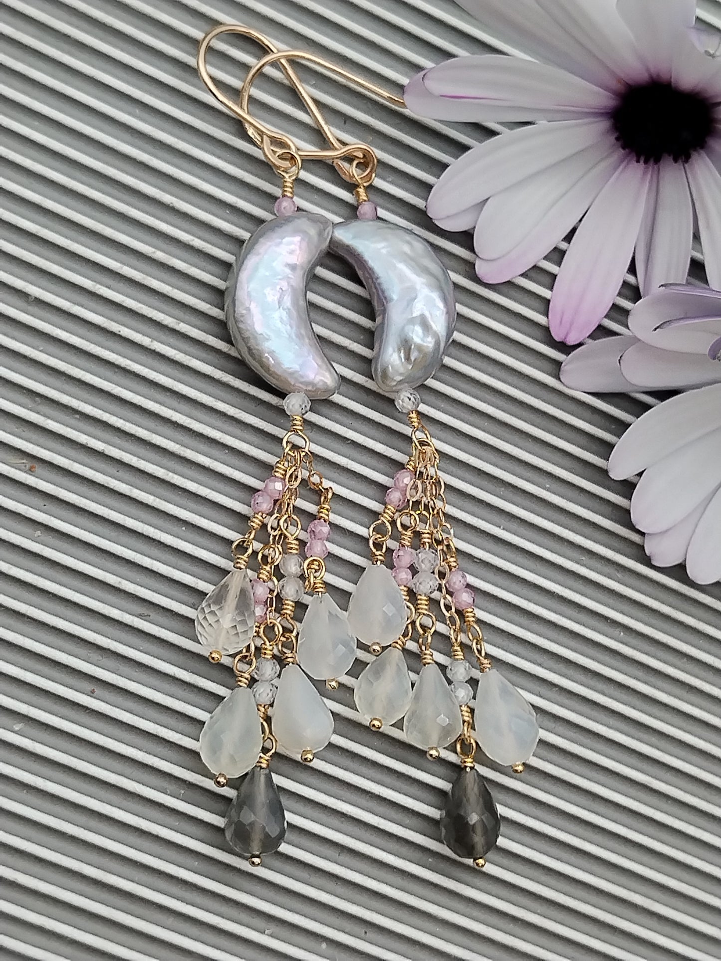 Pendientes colgantes de luna de agua dulce, pendientes largos en cascada con piedras preciosas y relleno de oro de 14 k