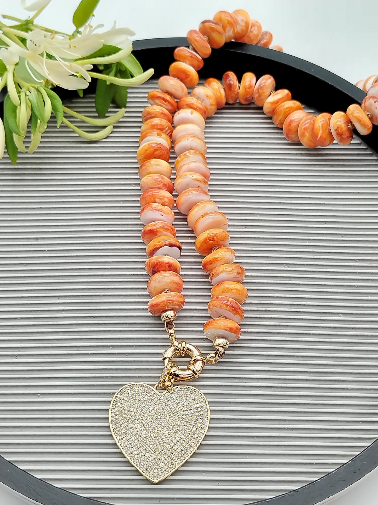 Collar de ostras espinosas con forma de rondelle, gargantilla de piedras preciosas grandes, collar anudado a mano relleno de oro de 14 k, colgante de corazón de oro con circonita cúbica