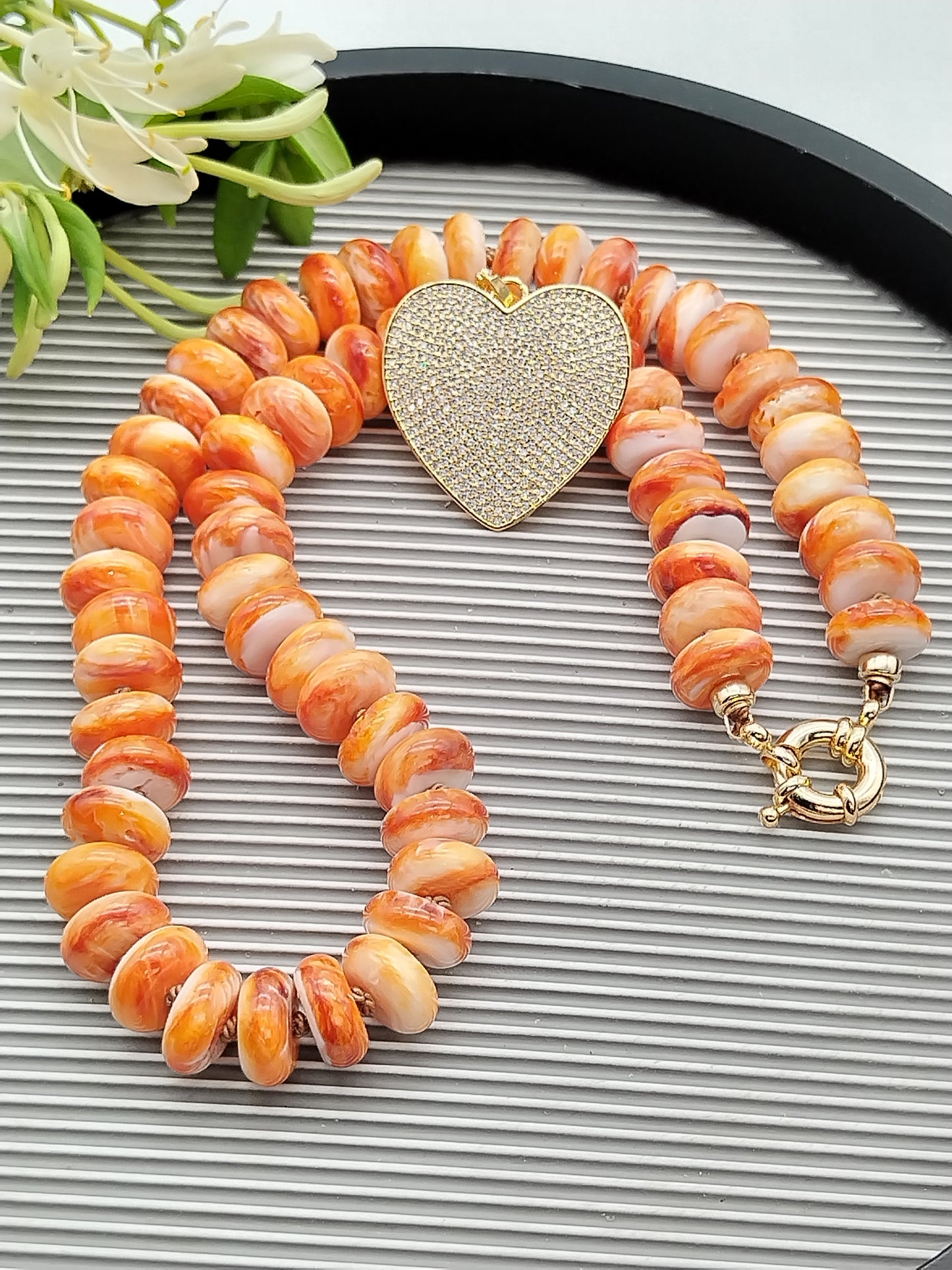 Collar de ostras espinosas con forma de rondelle, gargantilla de piedras preciosas grandes, collar anudado a mano relleno de oro de 14 k, colgante de corazón de oro con circonita cúbica