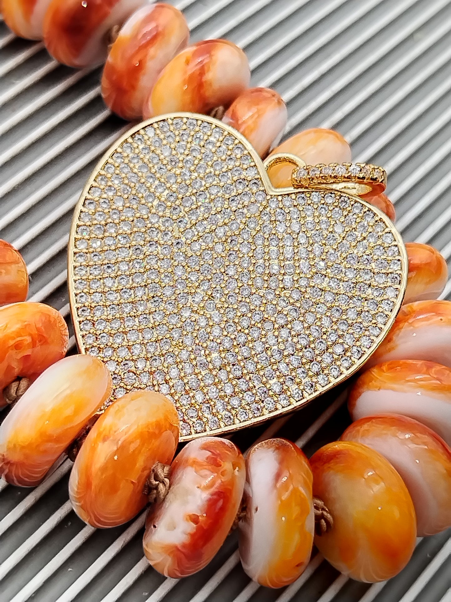 Collar de ostras espinosas con forma de rondelle, gargantilla de piedras preciosas grandes, collar anudado a mano relleno de oro de 14 k, colgante de corazón de oro con circonita cúbica