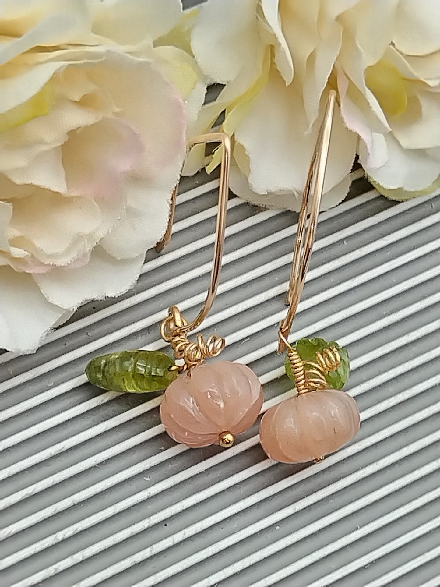 Mondstein Kürbis &amp; Peridot Blatt Ohrringe, 14k Gold Filled Ohrhänger, Einzigartiger zarter Schmuck