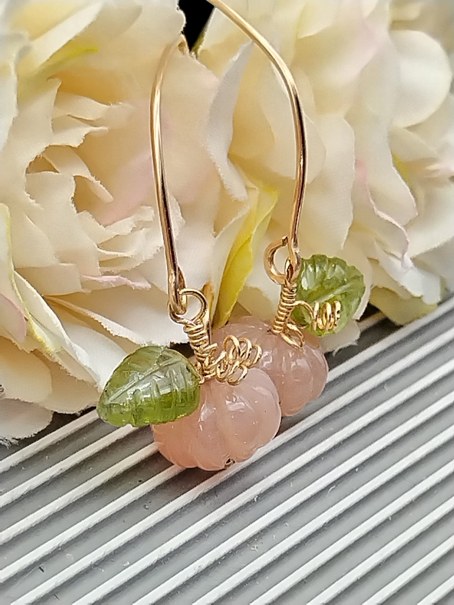 Mondstein Kürbis &amp; Peridot Blatt Ohrringe, 14k Gold Filled Ohrhänger, Einzigartiger zarter Schmuck