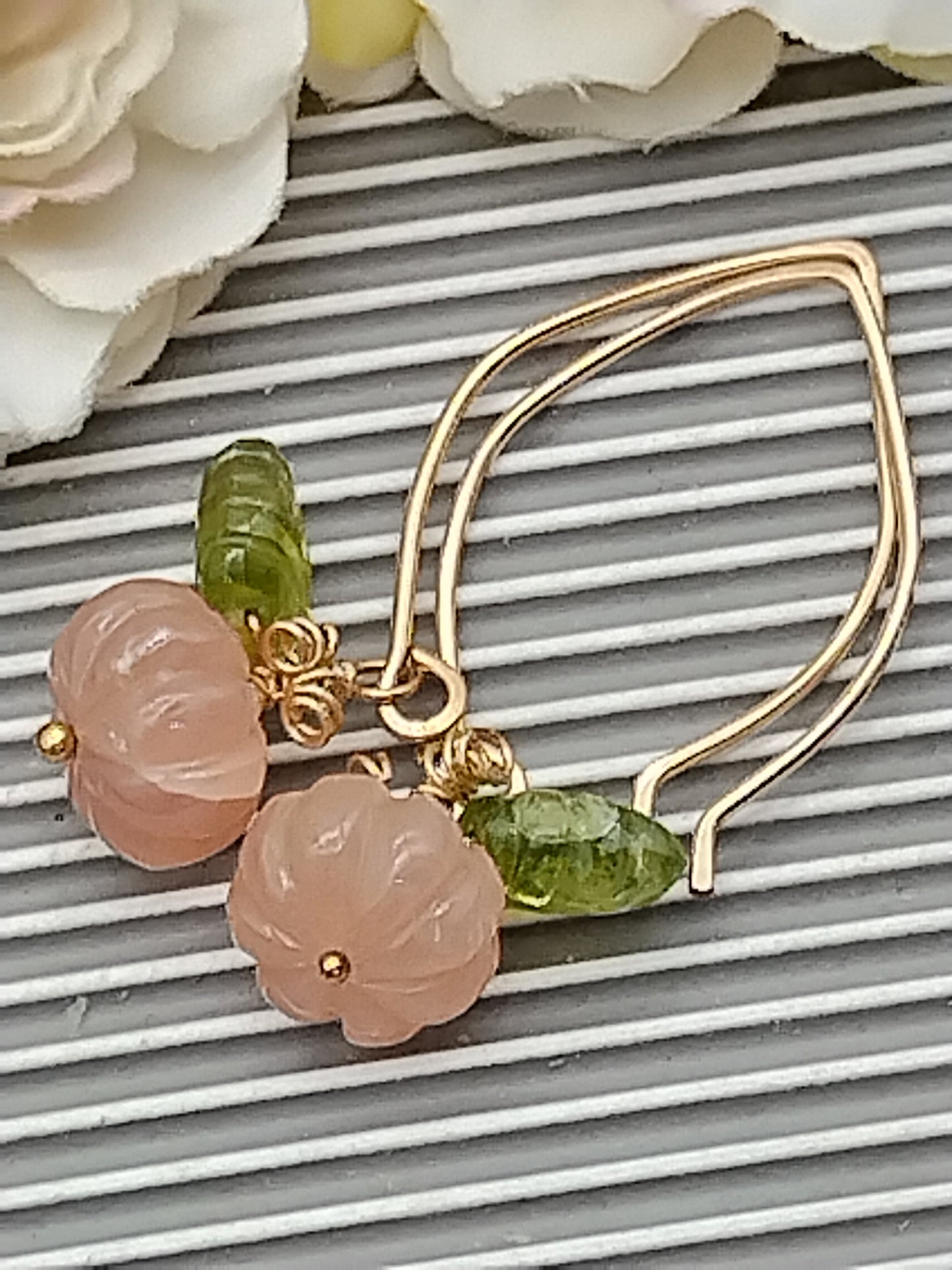 Mondstein Kürbis &amp; Peridot Blatt Ohrringe, 14k Gold Filled Ohrhänger, Einzigartiger zarter Schmuck