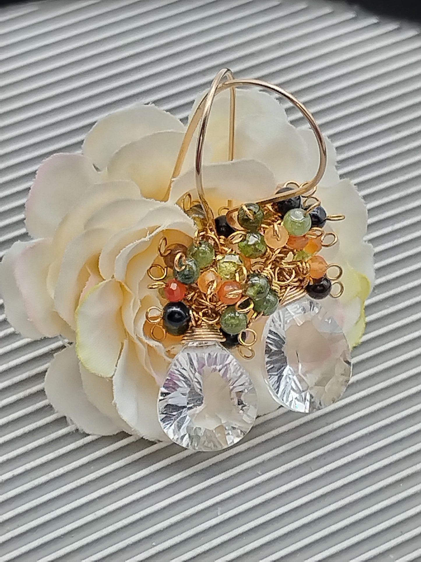 Pendientes colgantes de cristal de roca, pendientes colgantes de cuarzo transparente, rellenos de oro de 14 k, racimo de turmalina, pendientes delicados