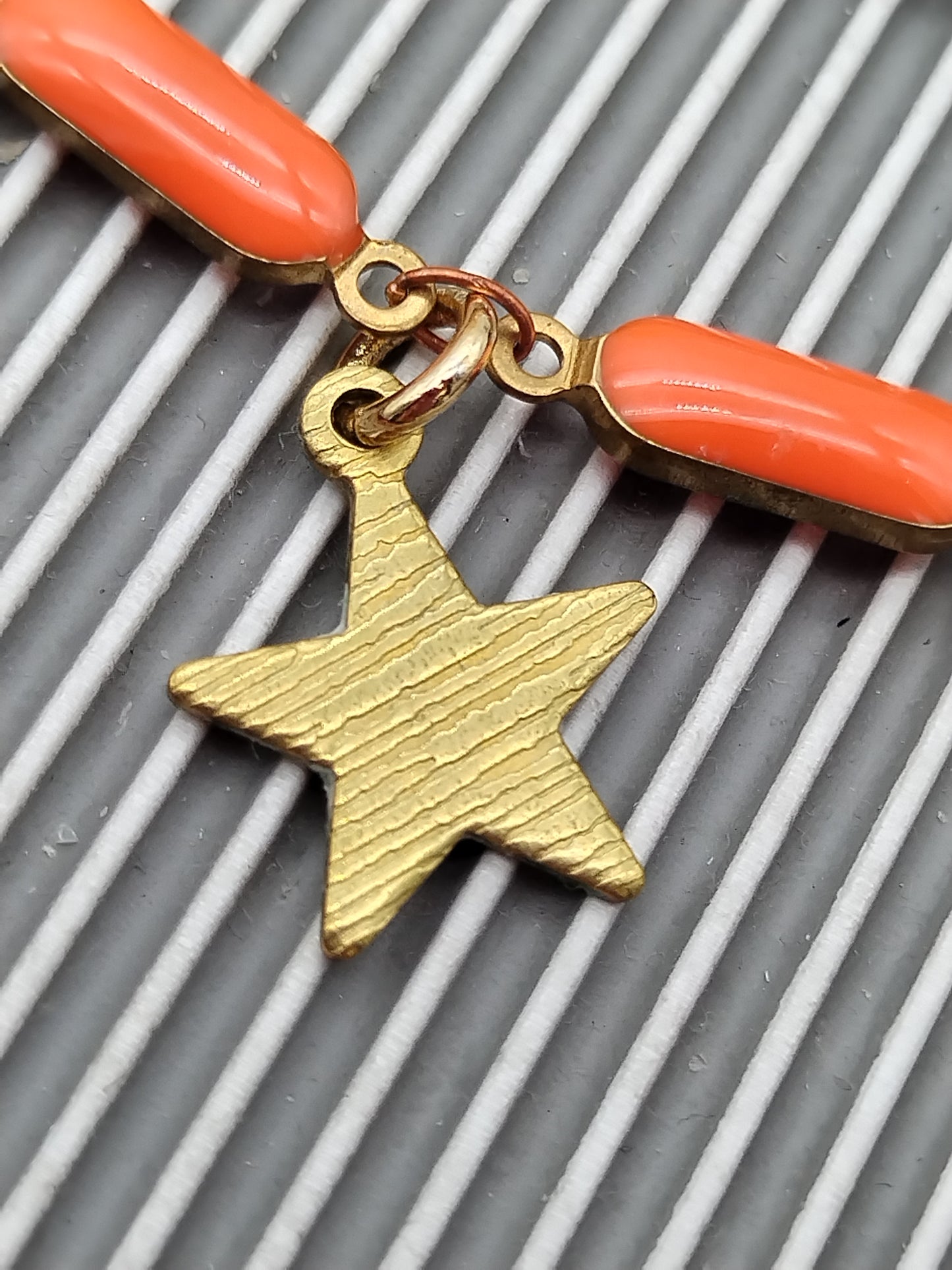 Gargantilla de estrella y ginkgo, collar de latón con barra abullonada de esmalte, collar con dijes deslumbrantes, collar con capas genial