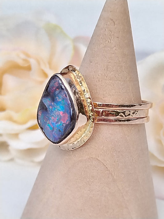 Australischer Boulder-Opal-Ring, Dreifach-Stapel-Goldring, 14 Karat Roségold, Einzigartiger Opal-Schmuck