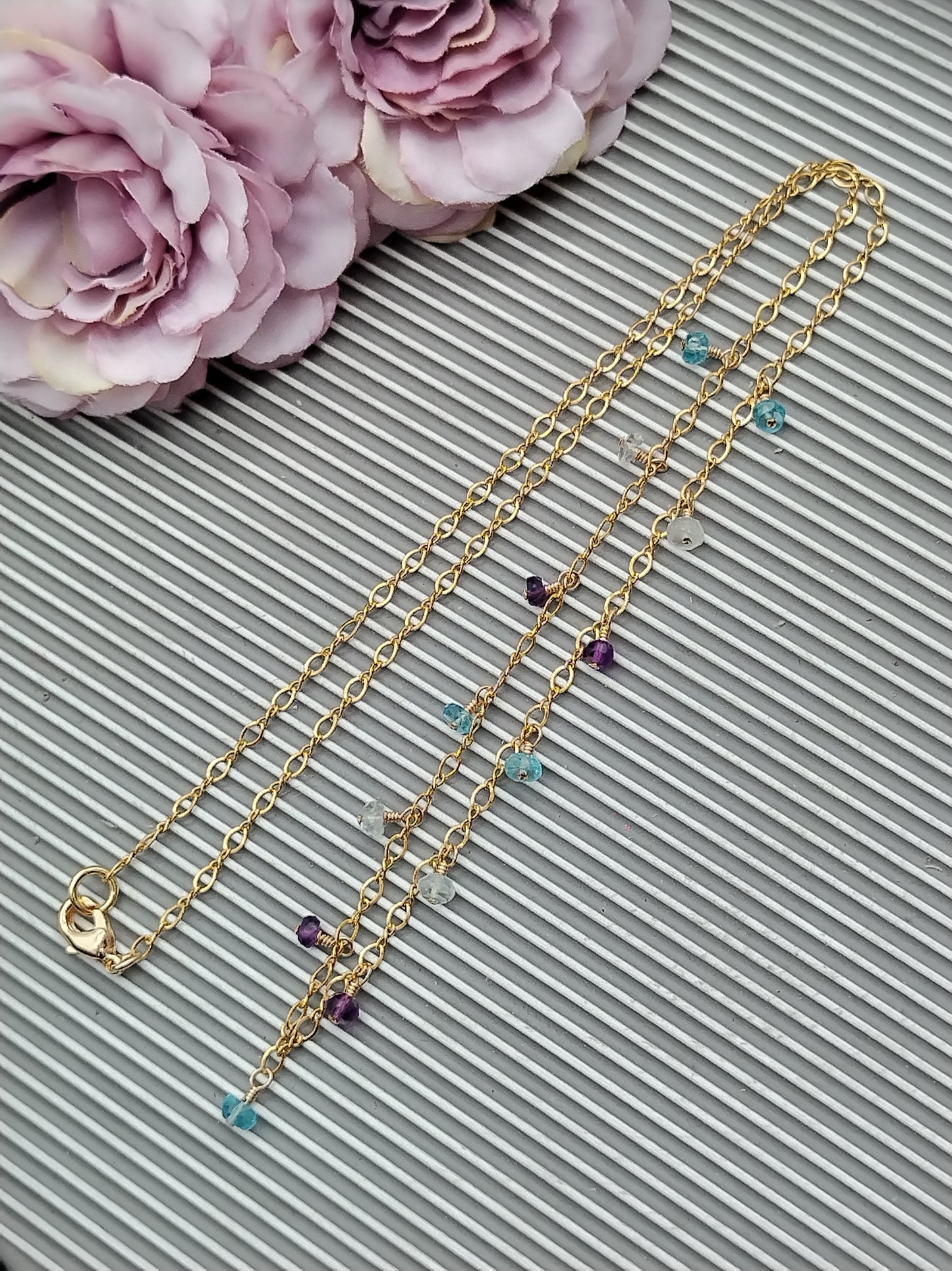 Amethyst-, Aquamarin- und Apatit-Halskette, Halskette mit mehreren Edelsteinen, zarte goldgefüllte Halskette, Perlenkette, Weihnachtsgeschenke, Geschenke für Frauen, zierlicher Schmuck
