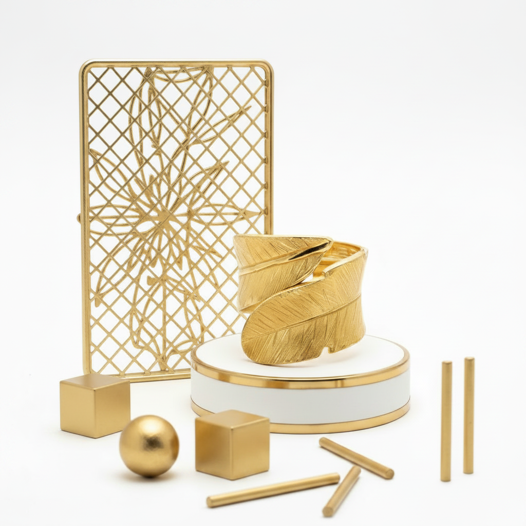 Chunky Gold Cuff – Lifestyle Fondo Blanco Puro