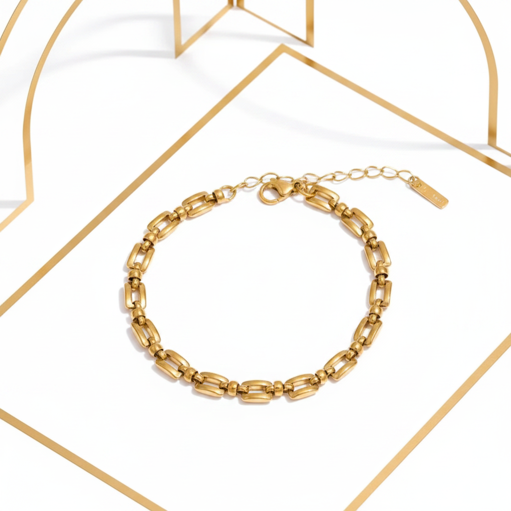 Gold link chain bracelet 18k PVD gold stainless steel on white and gold background – Ms Friesch
