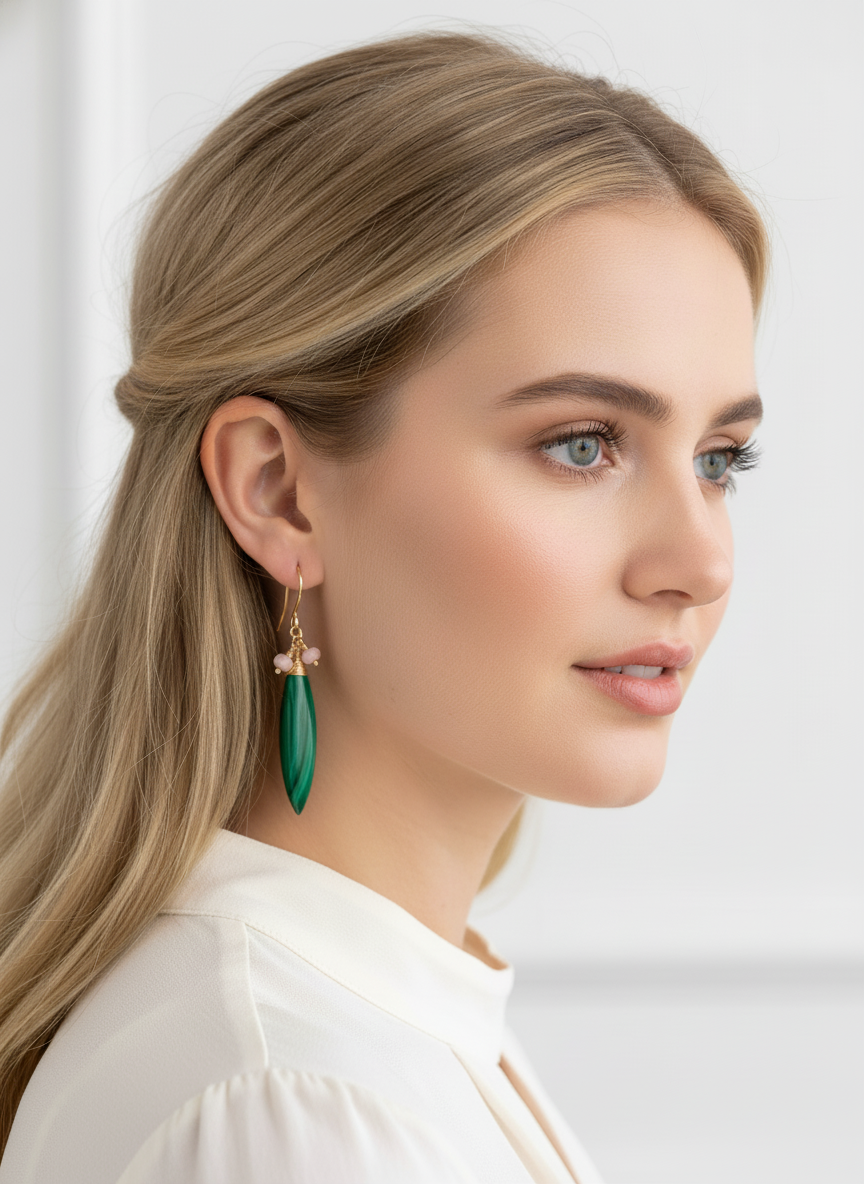 Modelo rubia con pendientes de malaquita 5cm